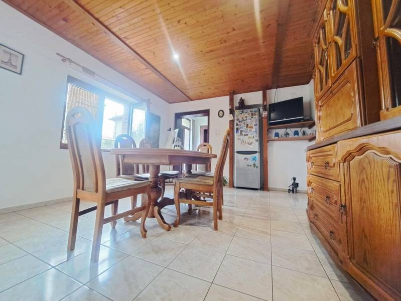 Domov, kde si vytvoríte vlastný príbeh – rodinný dom na predaj, Neded - Jedálenská miestnosť v rodinnom dome s dreveným stropom a dlažbou.