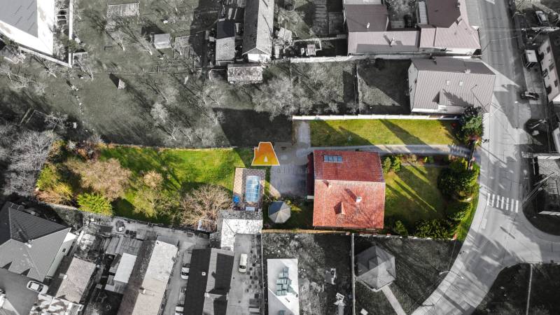 Priestranný 2-generačný dom v centre. Bývajte spolu a predsa v súkromí - Letecký záber na vilu na ulici Andreja Sládkoviča v Žarnovici s bazénom a záhradou.