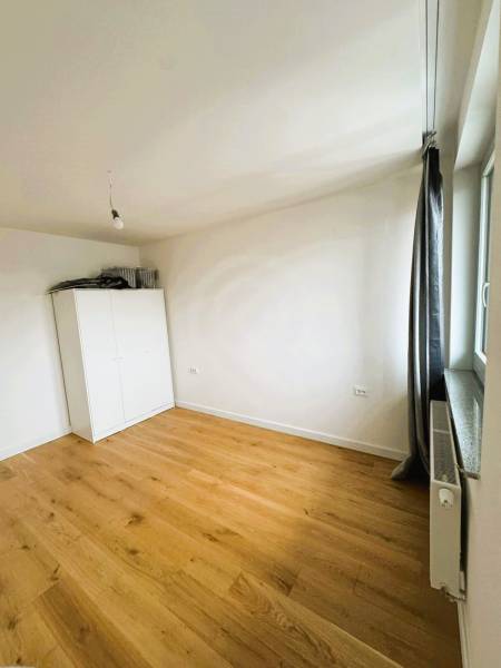 5 - izbový rodinný dom - 168 m², na pozemku 223 m², Ivanka pri Dunaji - Izba v rodinnom dome s bielou skriňou a podlahou s dreveným dekorom.