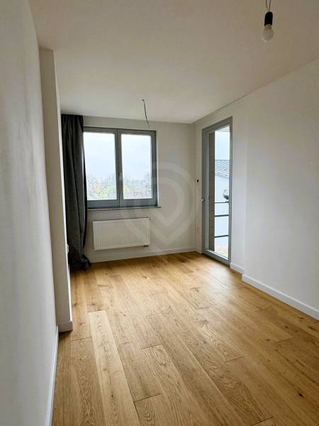 5 - izbový rodinný dom - 168 m², na pozemku 223 m², Ivanka pri Dunaji - Izba v rodinnom dome s podlahou s dreveným dekorom a veľkými oknami.