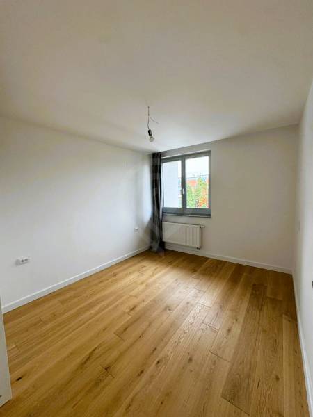 5 - izbový rodinný dom - 168 m², na pozemku 223 m², Ivanka pri Dunaji - Miestnosť s podlahou s dreveným dekorom, okno, radiátor v Rodinnom dome.