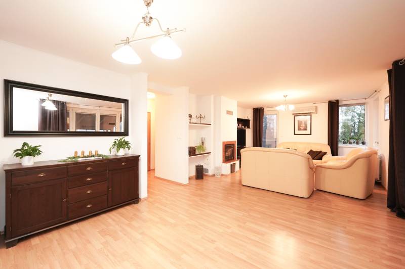 ViNi real / TOP PONUKA! Moderný 4-izb. bungalov s garážou, KVETOSLAVOV - Obývačka s krbom a svetlým nábytkom, podlaha s dreveným dekorom, Rodinný dom.