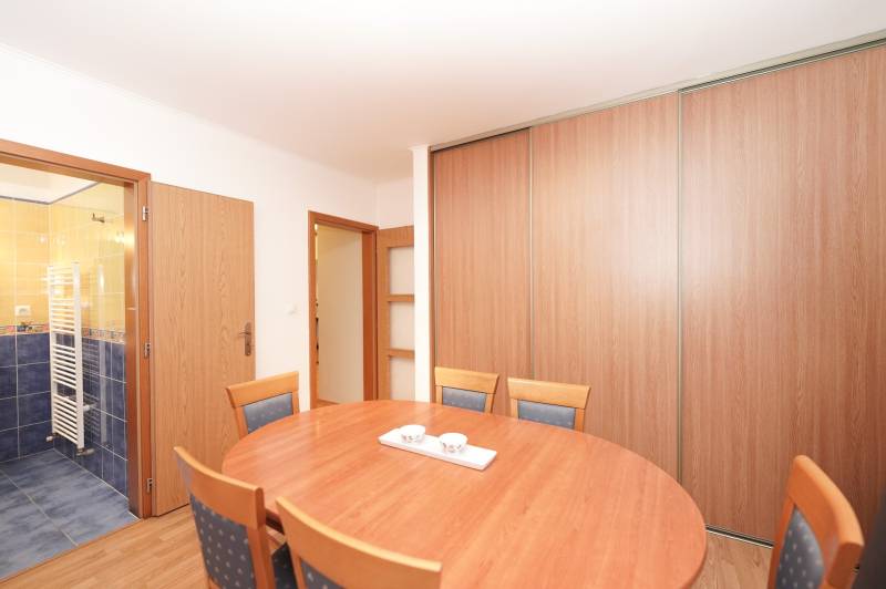 ViNi real / TOP PONUKA! Moderný 4-izb. bungalov s garážou, KVETOSLAVOV - Jedálenský kút v rodinnom dome s drevenými doplnkami a kúpeľňou v pozadí.