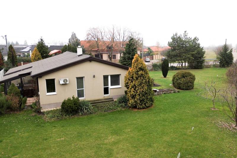 ViNi real / TOP PONUKA! Moderný 4-izb. bungalov s garážou, KVETOSLAVOV - Rodinný dom na Hlavnej v Kvetoslavove s priestrannou záhradou a upraveným pozemkom.