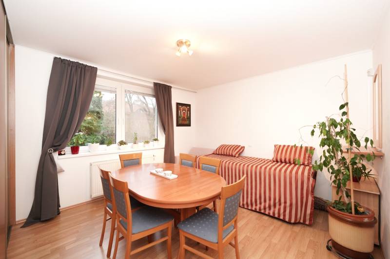 ViNi real / TOP PONUKA! Moderný 4-izb. bungalov s garážou, KVETOSLAVOV - Jedáleň v rodinnom dome s kruhovým stolom, kreslami, pohovkou a podlahou s dreveným dekorom.