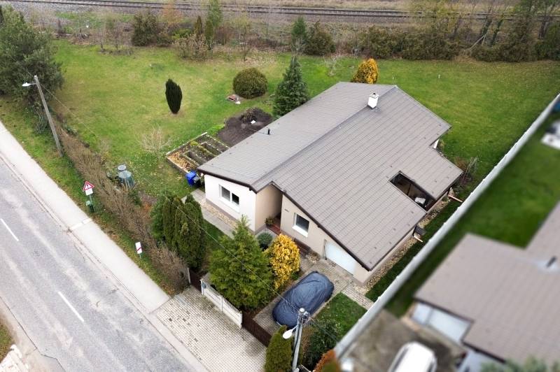 ViNi real / TOP PONUKA! Moderný 4-izb. bungalov s garážou, KVETOSLAVOV - Rodinný dom na Hlavnej ulici v Kvetoslavove s priestrannou záhradou a garážou.