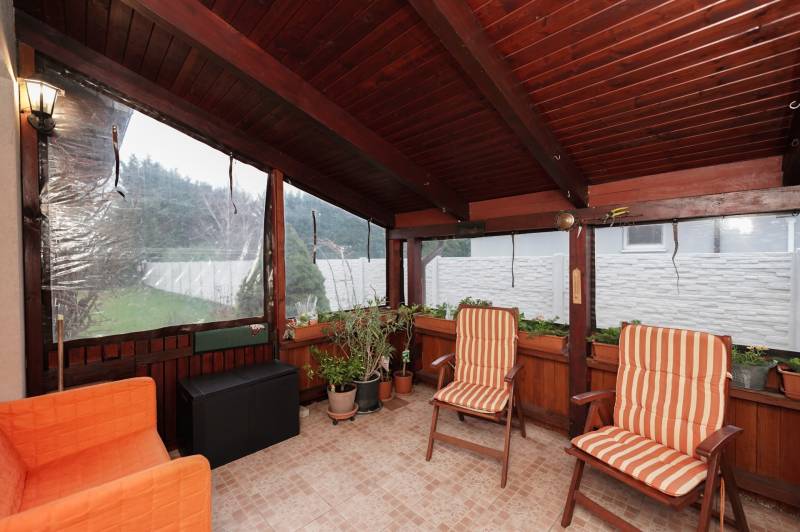 ViNi real / TOP PONUKA! Moderný 4-izb. bungalov s garážou, KVETOSLAVOV - Zimná záhrada Rodinného domu s kreslami a rastlinami, podlaha s dlažbou.