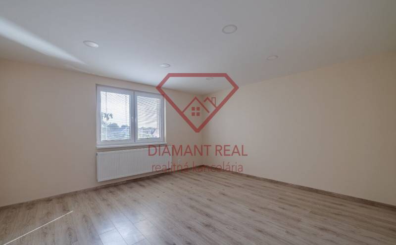 5 i nadštandardný rodinný dom s výhľadom na jazero - Trnovec n/Váhom  - Izba s podlahou s dreveným dekorom a veľkým oknom v rodinnom dome.