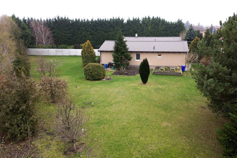 Investičná príležitosť v Kvetoslavov - DOM ideálny pre súkromnú škôlku - Rodinný dom na Hlavnej ulici v Kvetoslavove, obklopený veľkou záhradou a ihličnanmi.