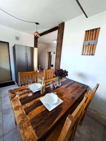 Exkluzívne na predaj 5 izbový rodinný dom - Jedálenský stôl s doplnkami a chladnička v kuchyni rodinného domu.