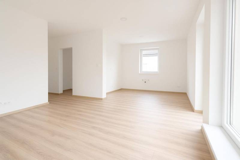 Moderný nízkoenergetický 4-izbový rodinný dom, Cífer – Karlov Dvor - Biely interiér rodinného domu s podlahou s dreveným dekorom a veľkým oknom.