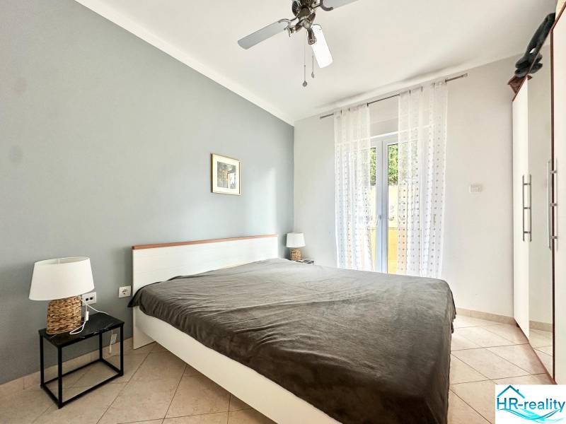 Trogir, Čiovo – pekný, zariadený apartmán len 150m od pláže - Spálňa v rekreačnom apartmáne s dvojlôžkom a nočnými stolíkmi.