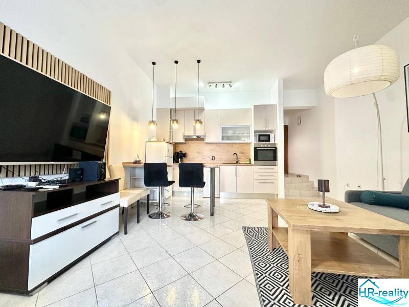 Trogir, Čiovo – pekný, zariadený apartmán len 150m od pláže - Rekreačný apartmán s priestrannou obývačkou, kuchyňou a televízorom.