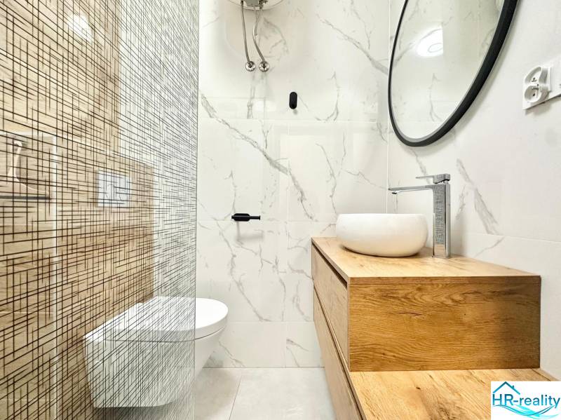 Trogir, Čiovo – pekný, zariadený apartmán len 150m od pláže - Kúpeľňa v rekreačnom apartmáne s minimalistickým dizajnom a výrazným dreveným dekorom.