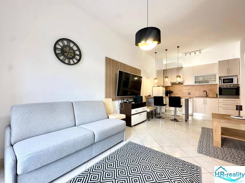 Trogir, Čiovo – pekný, zariadený apartmán len 150m od pláže - Svetlá obývačka s kuchyňou, pohovkou, televízorom a jedálenským kútom v Rekreačnom apartmáne.