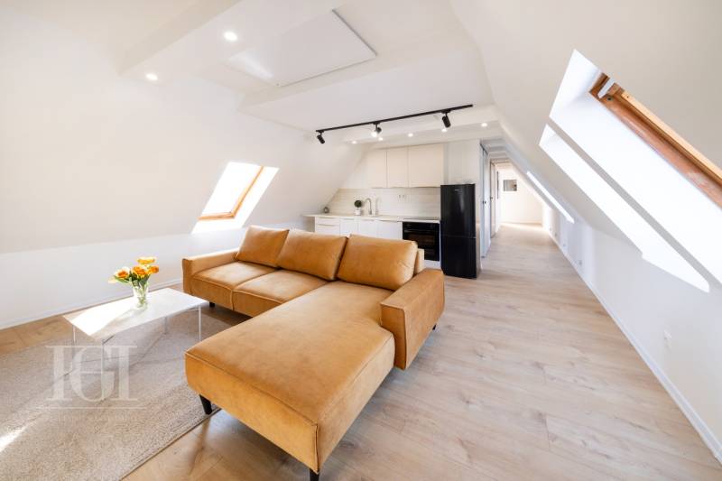  REZERVOVANY-PRENAJOM | NOVÝ 2 i. podkrovný byt v novostavbe - Obývacia izba v 2-izbovom byte s koženou sedačkou a podlahou s dreveným dekorom.