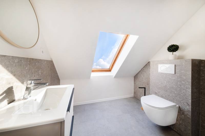  REZERVOVANY-PRENAJOM | NOVÝ 2 i. podkrovný byt v novostavbe - Svetlá kúpeľňa v podkroví s umývadlom, toaletou a strešným oknom v 2-izbovom byte.