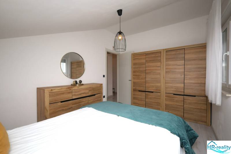 Vodice – novo zrekonštruovaný dvojspálňový apartmán s výhľadom na more - Pre Rekreačný apartmán sú typické skrine a komoda s dreveným dekorom a zrkadlom.