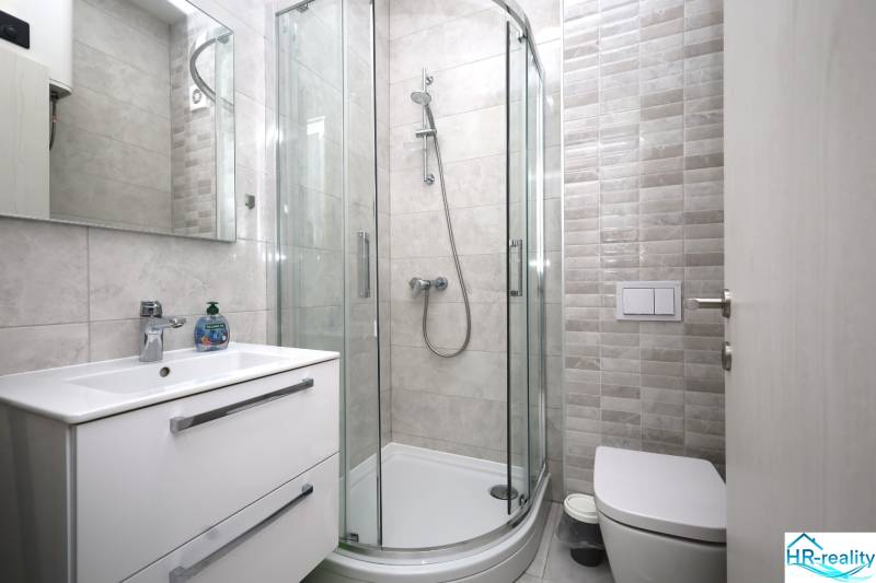 Vodice – novo zrekonštruovaný dvojspálňový apartmán s výhľadom na more - Kúpeľňa v Rekreačnom apartmáne s moderným sprchovým kútom a minimalistickým zariadením.