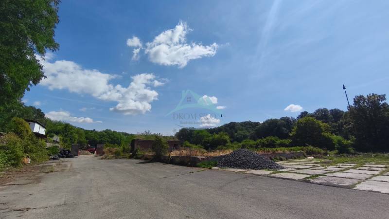 Pozemok o rozlohe 1880 m2  vo Veľkom Krtíši. - Pozemky - komerčné na Lučenskej ceste vo Veľkom Krtíši s prírodným pozadím a asfaltovou plochou.