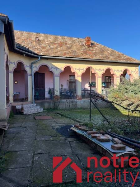 Prízemný rodinný dom v Tomášovciach  - Rodinný dom v Tomášovciach s terasou a zdobenou fasádou.