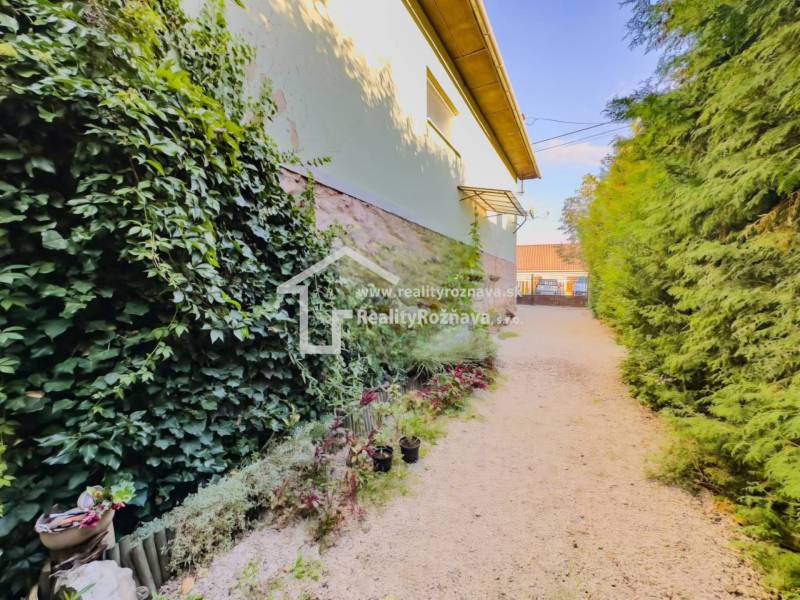 Rodinný dom vo vyhľadávanej obci Betliar. - Záhrada pri rodinnom dome v Betliari s bohatým porastom a kvetinovými dekoráciami.