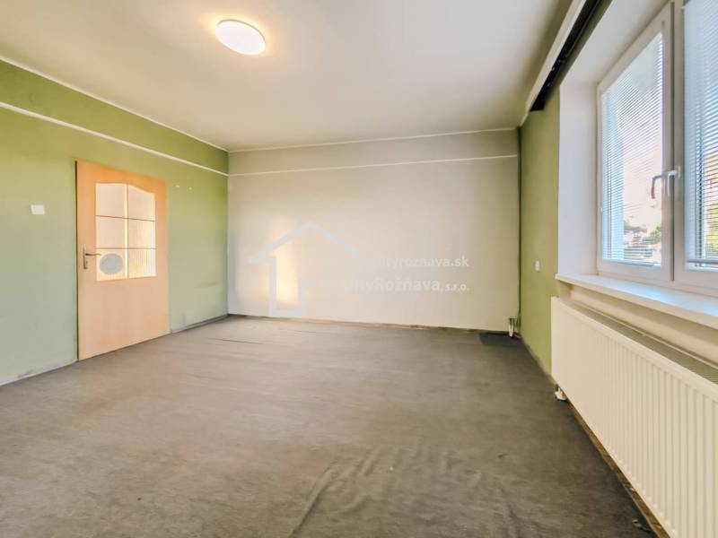 Rodinný dom vo vyhľadávanej obci Betliar. - Interiér rodinného domu s farebnými stenami, kobercom a oknom s žalúziami.