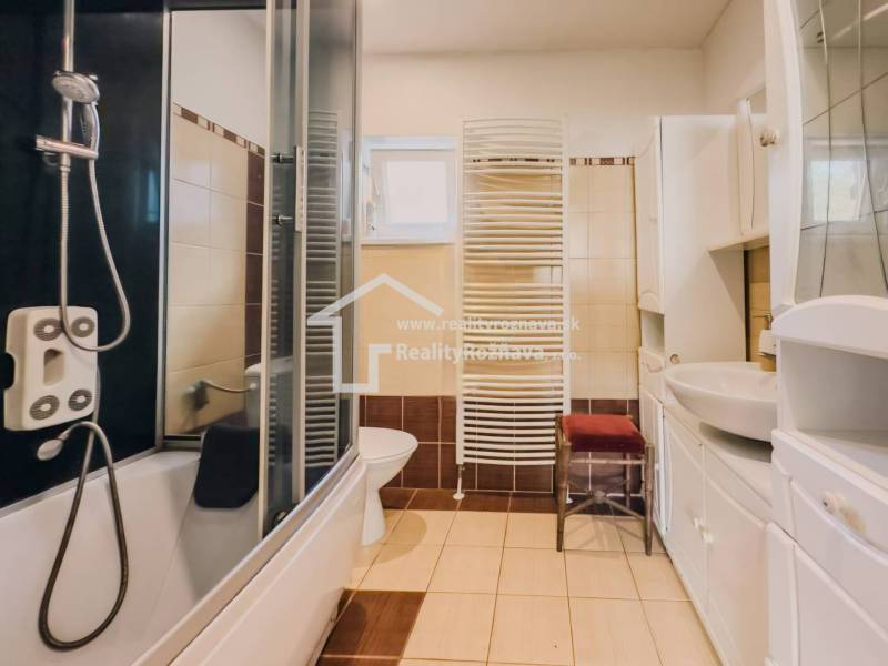 Rodinný dom vo vyhľadávanej obci Betliar. - Kúpeľňa v rodinnom dome s vaňou, sprchou, umývadlom a radiátorom.