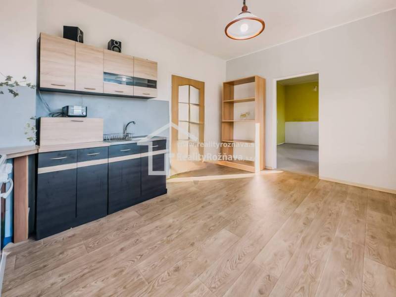 Rodinný dom vo vyhľadávanej obci Betliar. - Kuchyňa v rodinnom dome s podlahou s dreveným dekorom a svetlým interiérom.