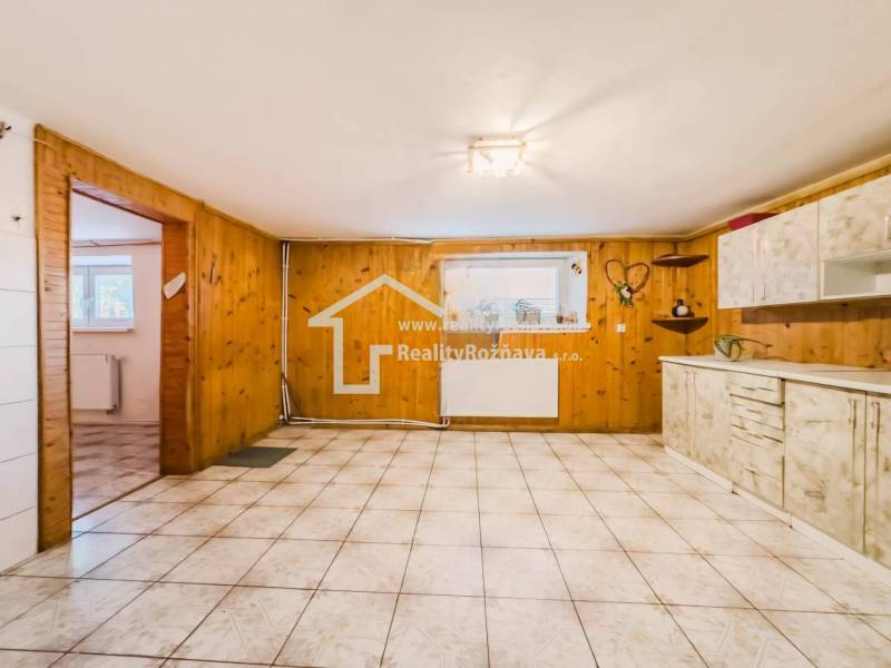 Rodinný dom vo vyhľadávanej obci Betliar. - Kuchyňa v rodinnom dome s dreveným dekorom a keramickou dlažbou.