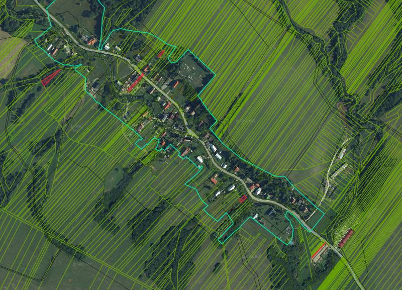 Varadka – Investičné pozemky v intraviláne obce - Letecká mapa pozemkov na bývanie vo Varadke so zvýraznenými hranicami parciel.