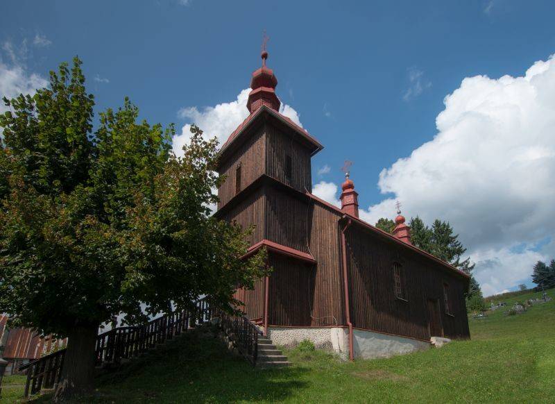 Varadka – Investičné pozemky v intraviláne obce - Drevený kostol v Varadke s modrou oblohou, Pozemky - bývanie.