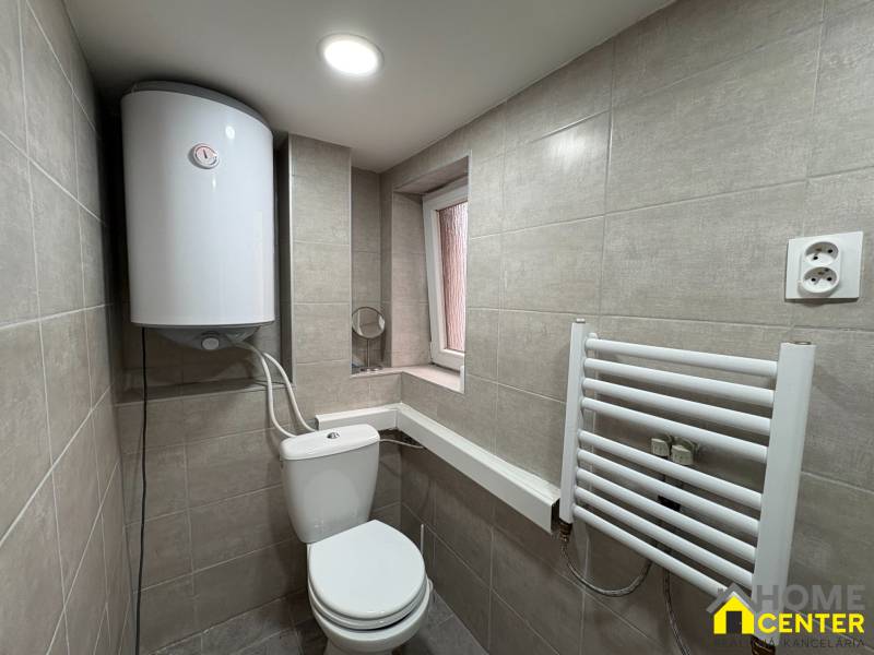 NA PRENÁJOM krásny 1 izbový apartmán so záhradou v srdci Komárna - Kúpeľňa v 1-izbovom byte so sanitou, bojlerom a bielym rebríkovým radiátorom.