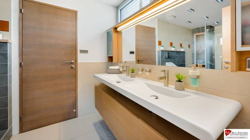 Predaj moderná 5 izbová vila, 265 m2, pozemok 953 m2, bazén,BA II. - Kúpeľňa s dvojitým umývadlom, zrkadlom, sprcha na ulici Imelová a Vila.