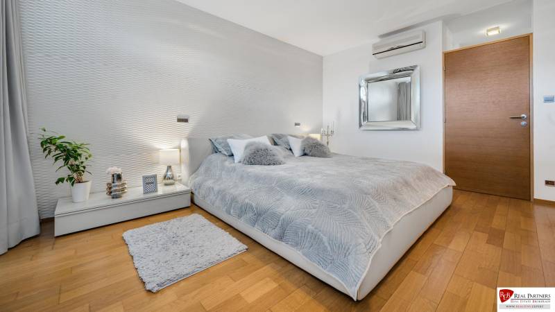 Predaj moderná 5 izbová vila, 265 m2, pozemok 953 m2, bazén,BA II. - Svetlá spálňa so štýlovým svetlom a komfortnou posteľou na ulici Imelová a Vila.