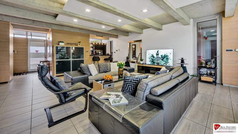 Predaj moderná 5 izbová vila, 265 m2, pozemok 953 m2, bazén,BA II. - Moderný obývací priestor s pohovkami, kreslom, televíziou na ulici Imelová a Vila.