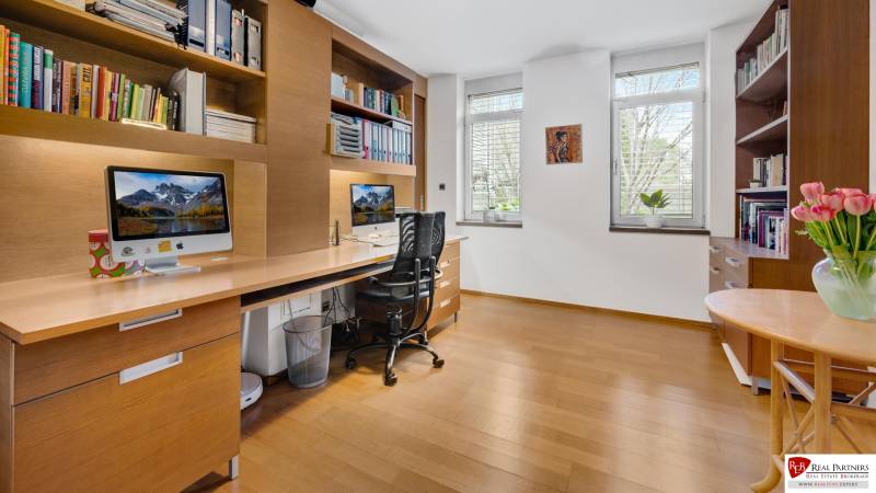 Predaj moderná 5 izbová vila, 265 m2, pozemok 953 m2, bazén,BA II. - Kancelária s knihami, stolom a počítačmi, svieže tulipány, na ulici Imelová a Vila.