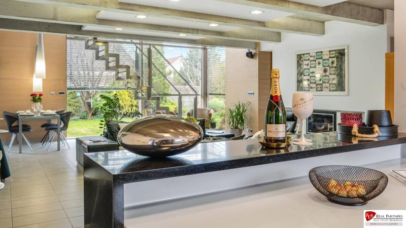 Predaj moderná 5 izbová vila, 265 m2, pozemok 953 m2, bazén,BA II. - Interiér na ulici Imelová a Vilová s otvoreným priestorom, schodmi a výhľadom do záhrady.