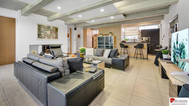 Predaj moderná 5 izbová vila, 265 m2, pozemok 953 m2, bazén,BA II. - Obývačka na ulici Imelová: štýlové zariadenie, kuchyňa, pohodlné sedenie, otvorený priestor vo vile.
