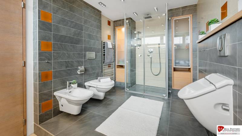 Predaj moderná 5 izbová vila, 265 m2, pozemok 953 m2, bazén,BA II. - Kúpeľňa s dlažbou, sprchovacím kútom a toaletou na ulici Imelová a Vila.