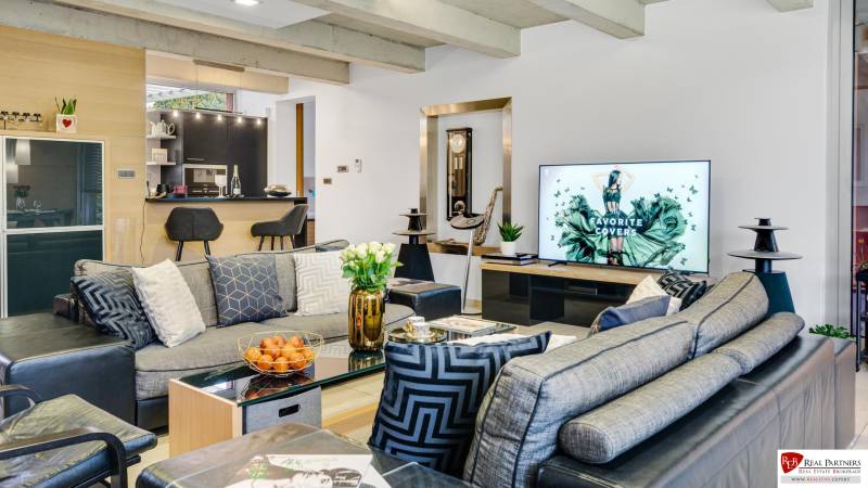 Predaj moderná 5 izbová vila, 265 m2, pozemok 953 m2, bazén,BA II. - Obývacia izba na Imelovej ulici s pohodlným sedením a veľkou televíziou vo vile.