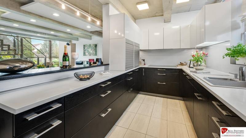 Predaj moderná 5 izbová vila, 265 m2, pozemok 953 m2, bazén,BA II. - Kuchyňa na ulici Imelová a Vila, s tmavými skriňami a moderným vybavením.