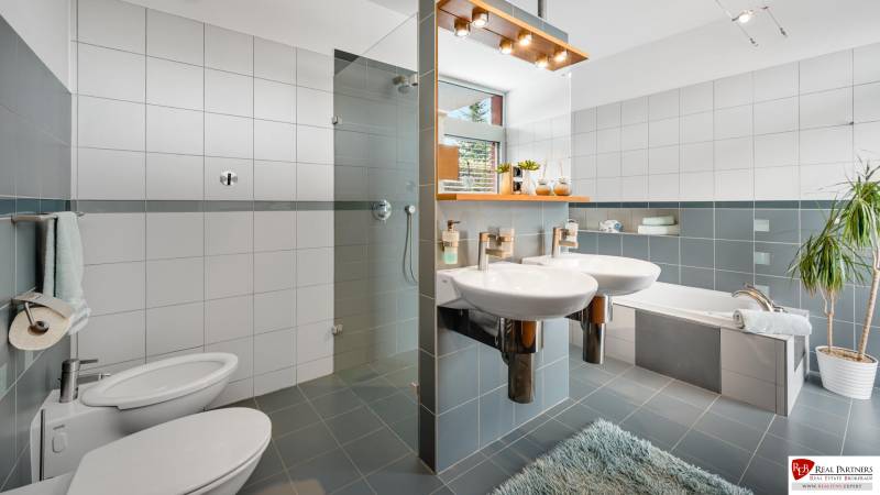 Predaj moderná 5 izbová vila, 265 m2, pozemok 953 m2, bazén,BA II. - Kúpeľňa s vaňou a dvomi umývadlami na ulici Imelová a Vila, šedé obklady.