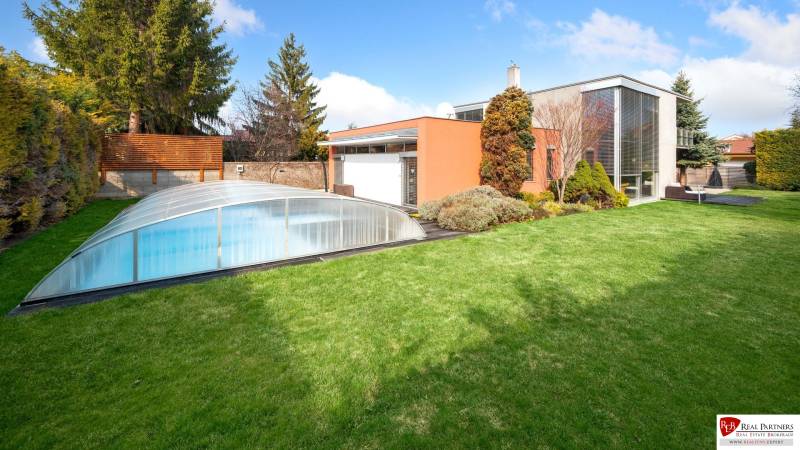 Predaj moderná 5 izbová vila, 265 m2, pozemok 953 m2, bazén,BA II. - Dom s veľkými oknami, krytý bazén, upravená záhrada, ulica Imelová, Vila.