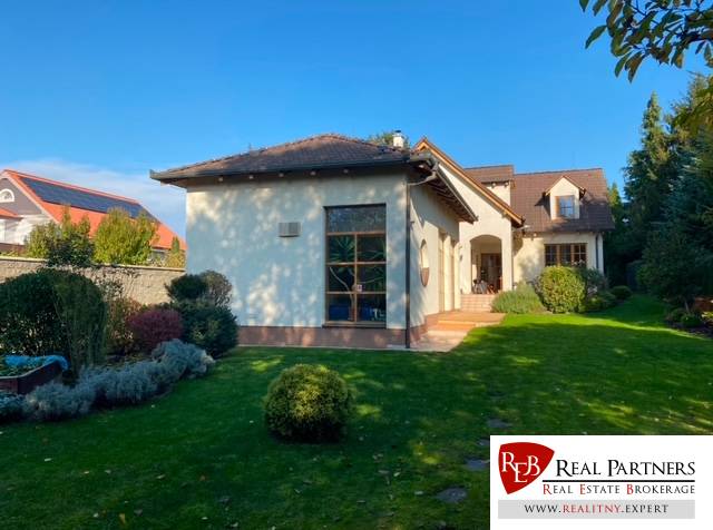 Predaj luxusná 5 izbová Vila,440 m2,pozemok 1061m2,garáž,bazén,BA II. - Vila na ulici Hrušovská obklopená krásnou záhradou a sviežim zeleným trávnikom.