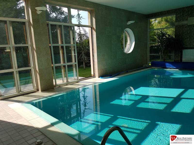 Predaj luxusná 5 izbová Vila,440 m2,pozemok 1061m2,garáž,bazén,BA II. - Interiér vily s krytým bazénom a presklenými stenami, ponúka výhľad do záhrady.