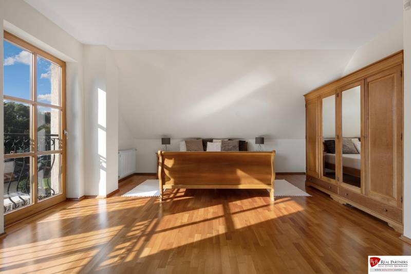 Predaj luxusná 5 izbová Vila,440 m2,pozemok 1061m2,garáž,bazén,BA II. - Svetlá izba na ulici Hrušovská vo vile, s parketovou podlahou a dreveným nábytkom.