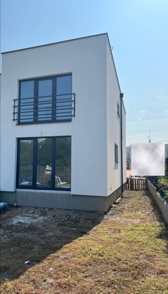 Novostavba- 4-izbový rodinný dom-Super Cena - Rodinný dom na ulici Zvončín v Zvončíne s trávnatou plochou pred budovou.