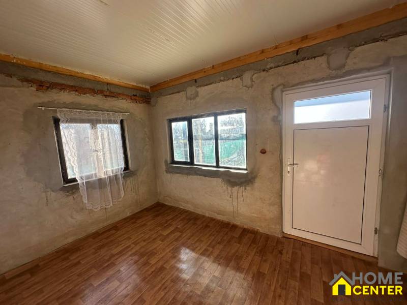 PREDAJ : ZÁHRADA S MUROVANOU CHATKOU, KOMÁRNO - Interiér s podlahou s dreveným dekorom a bielymi dverami v časti Záhrady.