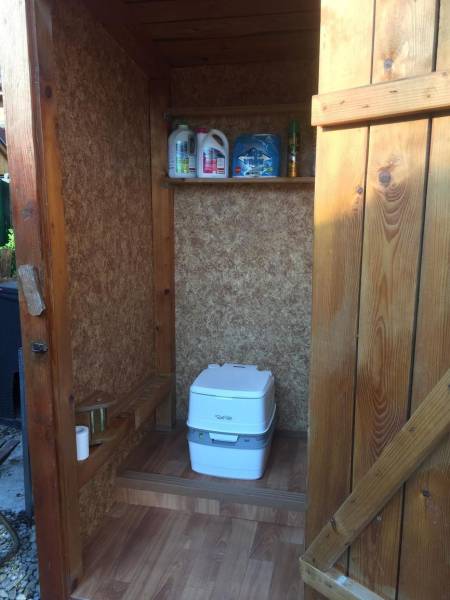 Záhrada na predaj – Kráľová nad Váhom 29 900 € - Dohoda Možná - Drevená chata v Kráľovej nad Váhom s chemickým WC a poličkou.